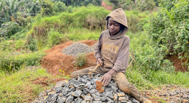 Safari, mtoto mwenye umri wa miaka 14, huvunja mawe katika machimbo ya mawe huko Kalehe, katika jimbo la Kivu Kusini, nchini Jamhuri ya Kidemokrasia ya Congo, DRC.