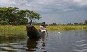Ayiwane Aconga mwenye umri wa miaka 12 hutupa wavu wake ili kuvua samaki nchini Ethiopia.