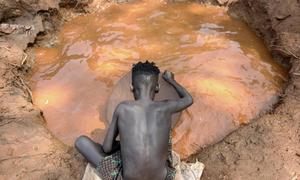 Ojulu Omod, mvulana wa miaka 13 nchini Ethiopia, hufika kwenye mgodi wa dhahabu kabla ya jua kuwa kali sana.