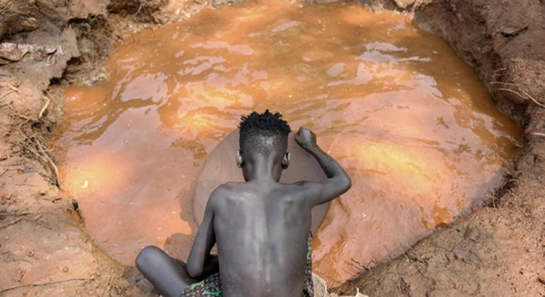 Ojulu Omod, mvulana wa miaka 13 nchini Ethiopia, hufika kwenye mgodi wa dhahabu kabla ya jua kuwa kali sana.