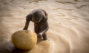 Mtoto wa kike anayefanya kazi kwenye mgodi wa dhahabu wa Massakama katika eneo la Kayes nchini Mali.