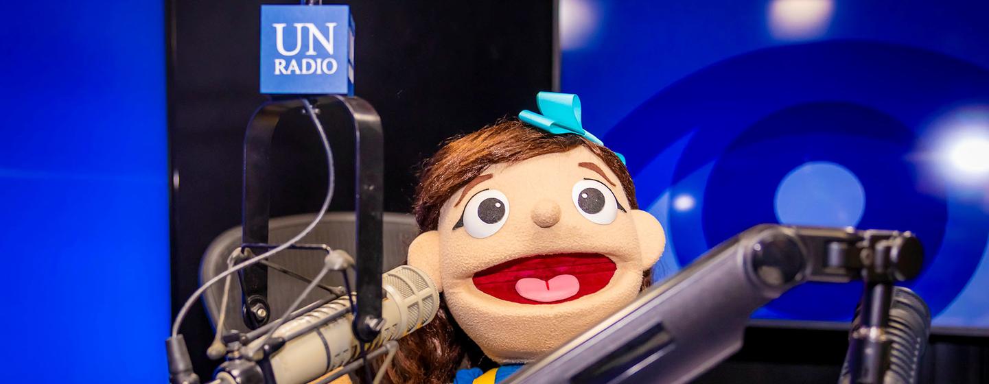 Lula, protagonista del programa infantil La Casa de Lula y Alexandra Posada de Samour, Gerente de Proyectos y Cooperación del Despacho de la Primera Dama de El Salvador, en los estudios de radio de la sede de la ONU.