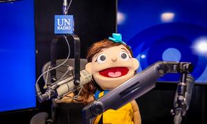 Lula, protagonista del programa infantil La Casa de Lula y Alexandra Posada de Samour, Gerente de Proyectos y Cooperación del Despacho de la Primera Dama de El Salvador, en los estudios de radio de la sede de la ONU.