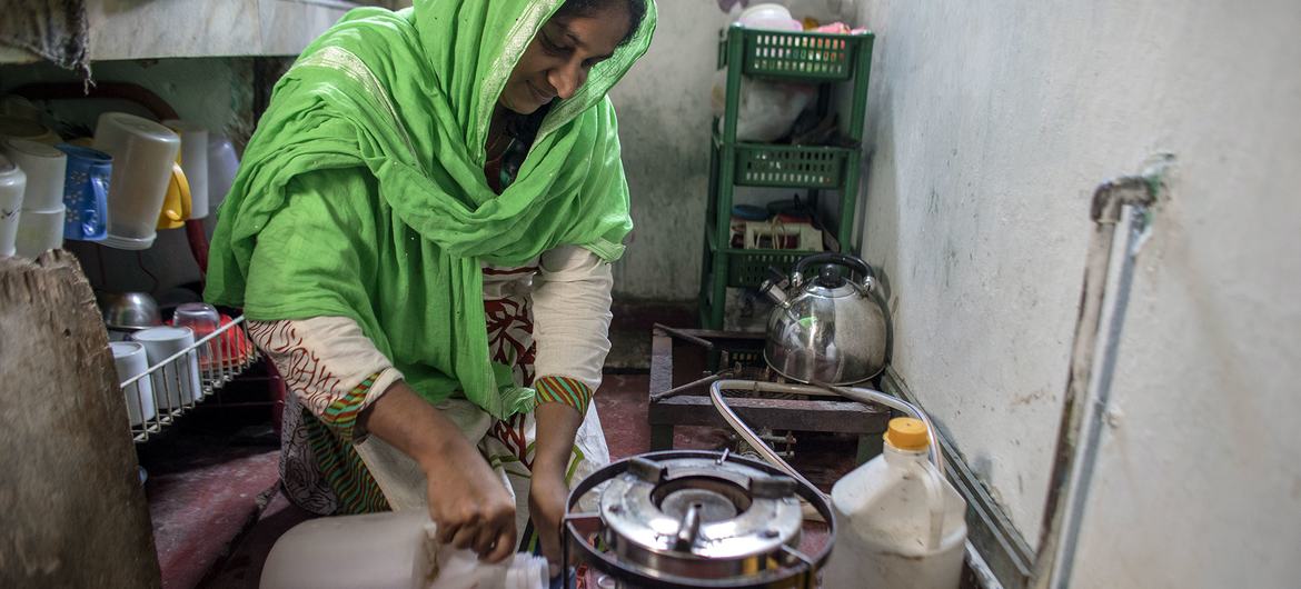 श्रीलंका में घर-परिवार खाना पकाने के लिये ईंधन और बुनियादी वस्तुओं की भीषण क़िल्लत से जूझ रहे हैं. (फ़ाइल फ़ोटो)