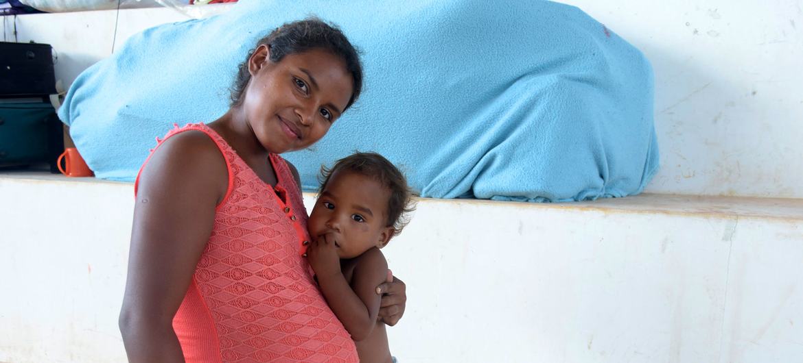 No Brasil, Yianela e seu primeiro filho posam com Sofía, que ainda não nasceu.