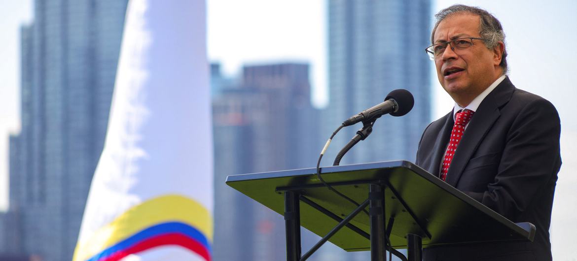 El presidente de Colombia, Gustavo Petro, en la inauguración del monumento Kusikawsay, hecho con municiones fundidas.