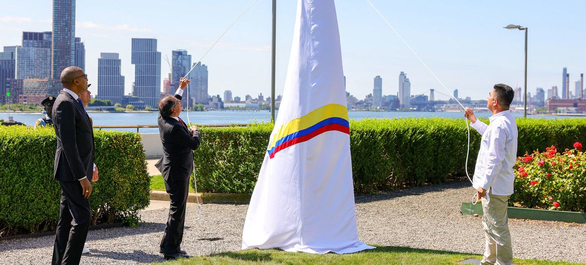 El presidente de Colombia, Gustavo Petro (centro), devela el monumento Kusikawsay, que simboliza la sabiduría y la vida.