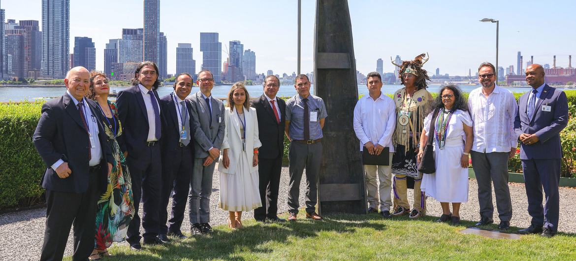 Церемония открытия монумента, подаренного ООН Колумбией.