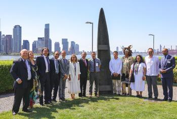 Церемония открытия монумента, подаренного ООН Колумбией.