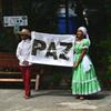 Líderes jovens da costa do Pacífico da Colômbia seguram um cartaz em espanhol que diz "paz". (arquivo)