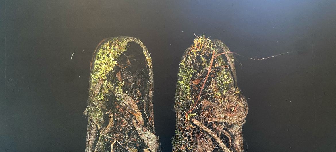 Sapatos recuperados de uma vala comum onde os mortos em Srebrenica foram enterrados Sapatos recuperados de uma vala comum onde os mortos em Srebrenica foram enterrados