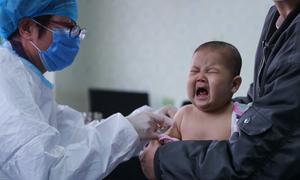 Un bebé de seis meses recibe una vacuna en un centro de salud. Las vacunas siguen siendo una de las herramientas más eficaces de la sanidad mundial para prevenir la propagación de enfermedades infecciosas mortales.