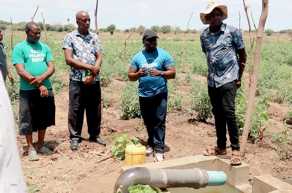 Teknolojia na ushirikiano vinavyotatua changamoto za mabadiliko ya tabianchi kwa wakulima wa maeneo kame ya Kenya, mmojawa ni Moris Kadenge, Katibu wa kikundi cha Umwagiliaji wa Ngao (kushoto). Teknolojia na ushirikiano vinavyotatua changamoto za mabadiliko ya tabianchi kwa wakulima wa maeneo kame ya Kenya, mmojawa ni Moris Kadenge, Katibu wa kikundi cha Umwagiliaji wa Ngao (kushoto).