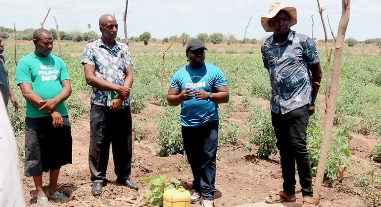 Teknolojia na ushirikiano vinavyotatua changamoto za mabadiliko ya tabianchi kwa wakulima wa maeneo kame ya Kenya, mmojawa ni Moris Kadenge, Katibu wa kikundi cha Umwagiliaji wa Ngao (kushoto).