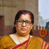 UNFPA की महिला अधिकार कार्यकर्ता वर्षा देशपांडे का चित्र, जिसमें उन्होंने चश्मा और साड़ी पहनी हुई है।