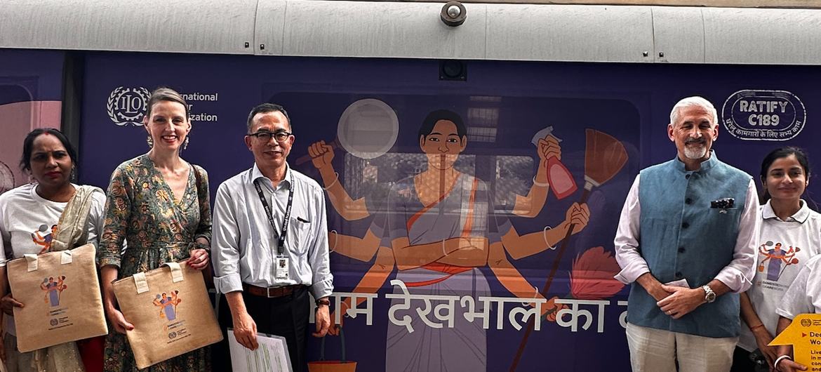 दिल्ली मेट्रो में 'घरेलू काम ही देखभाल का काम है' अभियान की शुरुआत के दौरान अंतर्राष्ट्रीय श्रम संगठन के अधिकारी उपस्थित थे।
