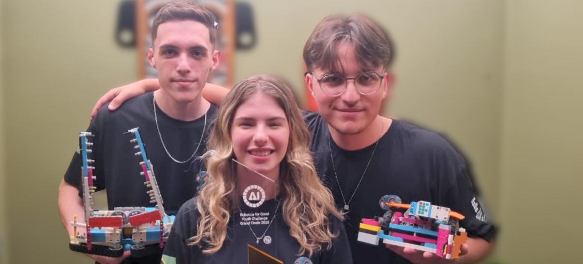 Equipe Sancabots ao Resgate, do Brasil, exibe troféu de ouro na Grande Final do Desafio Jovem Robotics for Good 2025