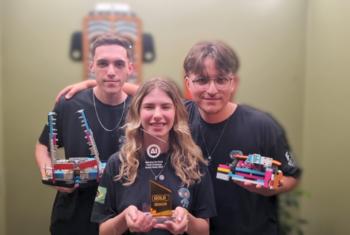 Equipe Sancabots ao Resgate, do Brasil, exibe troféu de ouro na Grande Final do Desafio Jovem Robotics for Good 2025