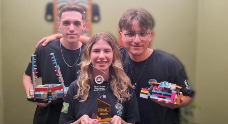 Equipe Sancabots ao Resgate, do Brasil, exibe troféu de ouro na Grande Final do Desafio Jovem Robotics for Good 2025