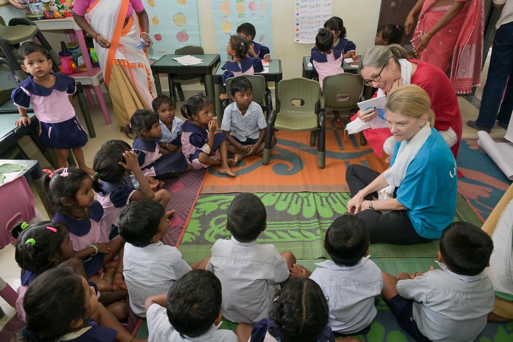 भारत में UNICEF की प्रतिनिधि सिंथिया मैककैफ्री, डिब्रूगढ़ के एक आंगनवाड़ी केंद्र में आयोजित प्रारंभिक बाल्यावस्था शिक्षा सत्र के दौरान बच्चों से बातचीत करती हैं।