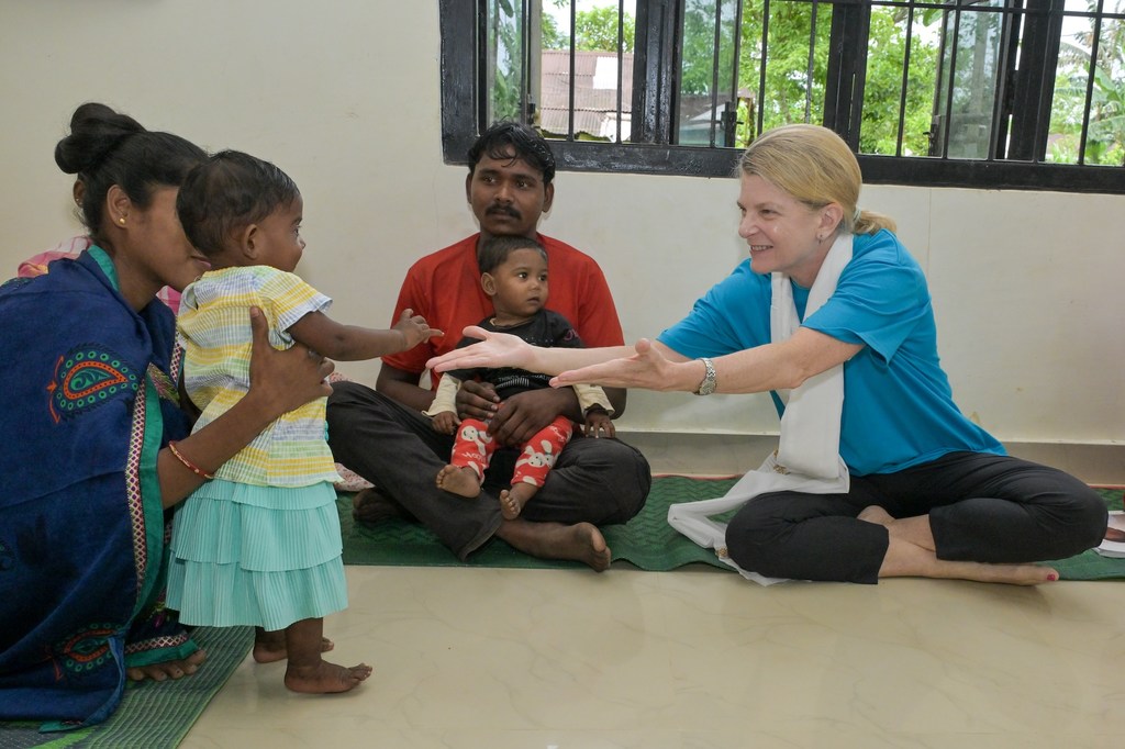UNICEF की प्रतिनिधि सिंथिया मैककैफ्री और क्षेत्रीय सलाहकार सामंथा मोर्ट ने डिब्रूगढ़ के एक आंगनवाड़ी केंद्र में एक मां और उसके बच्चे से बातचीत की।