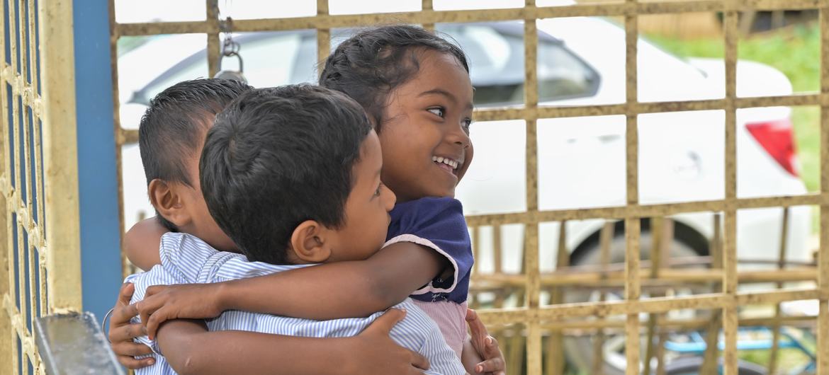 Дети в Дибругархе, Индия.