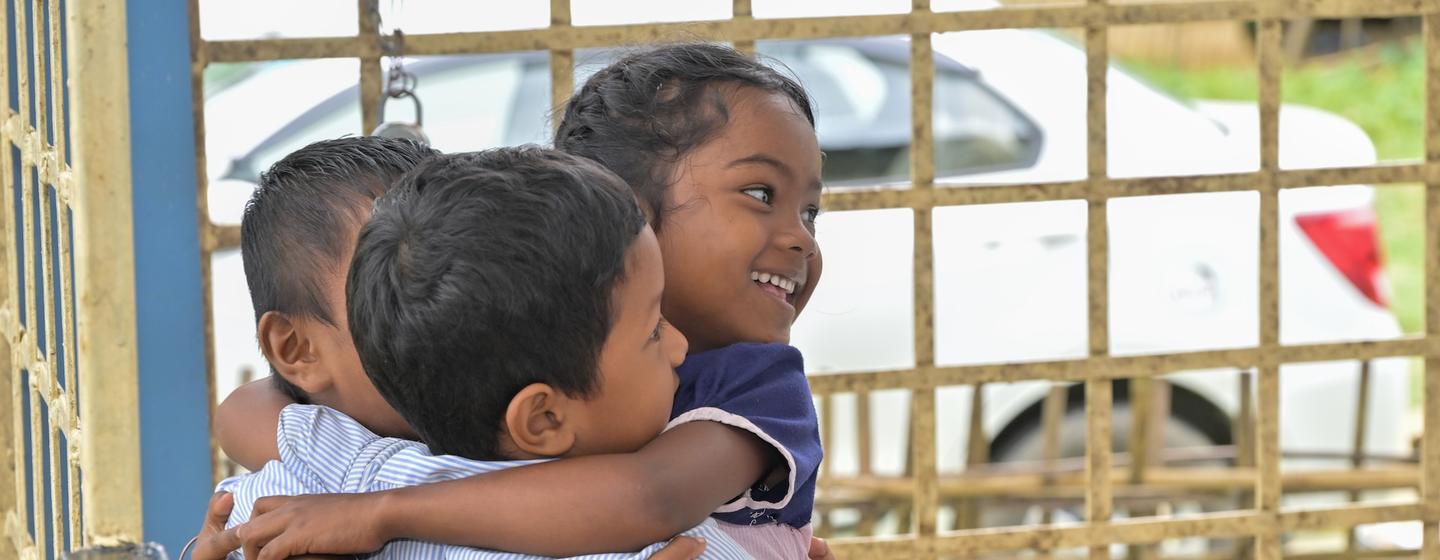 असम के डिब्रूगढ़ में एक आंगनवाड़ी केन्द्र में प्रारम्भिक बाल शिक्षा सत्र के दौरान खेलते बच्चे.