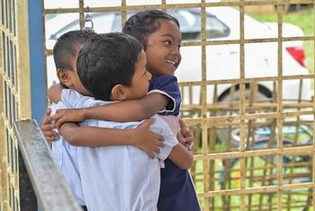 असम के डिब्रूगढ़ में एक आंगनवाड़ी केन्द्र में प्रारम्भिक बाल शिक्षा सत्र के दौरान खेलते बच्चे.