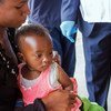 在刚果民主共和国戈马，一名七个月大的女孩正在等待接种麻疹疫苗。