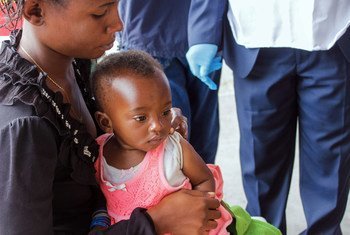 在刚果民主共和国戈马，一名七个月大的女孩正在等待接种麻疹疫苗。