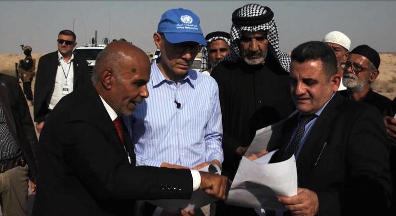 مفوض حقوق الإنسان خلال لقائه بالمتأثرين من تغير المناخ في منطقة الأهوار في العراق.