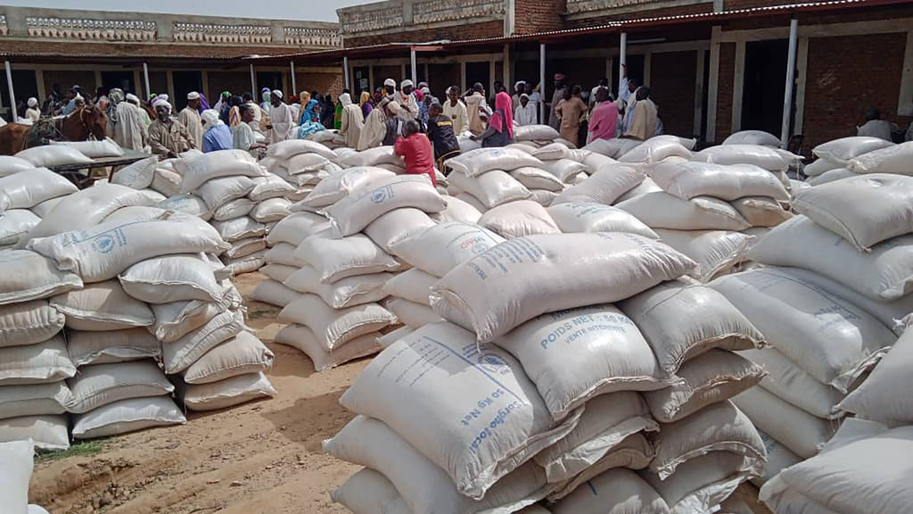 Entrega de ayuda alimentaria a las comunidades de Darfur Occidental.