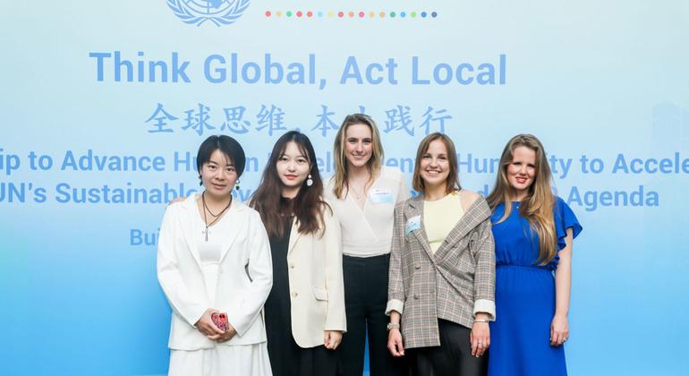 张译文（左二）参加联合国驻华机构主办的活动。