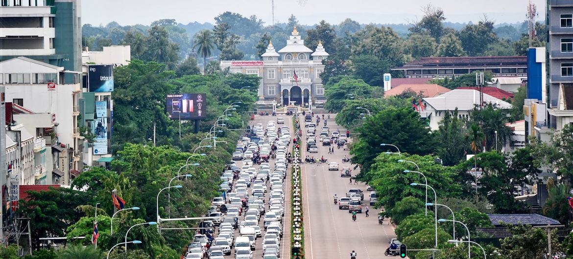 Tráfego na estrada em Vientiane, capital do Laos