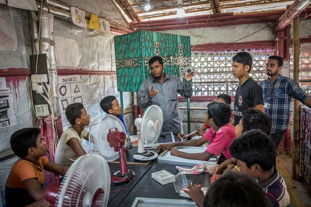 दक्षिणी बांग्लादेश के एक शरणार्थी शिविर में रोहिंज्या समुदाय के युवकों को बिजली मिस्त्री का प्रशिक्षण दिया जा रहा है.