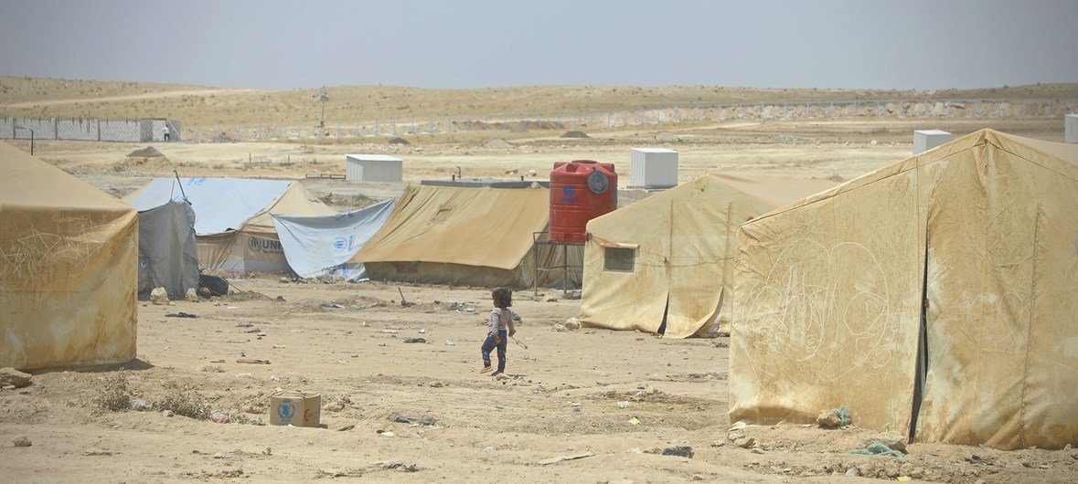 Un niño camina en el campamento de Al Hol en Siria, que alberga más de 70.000 personas. 