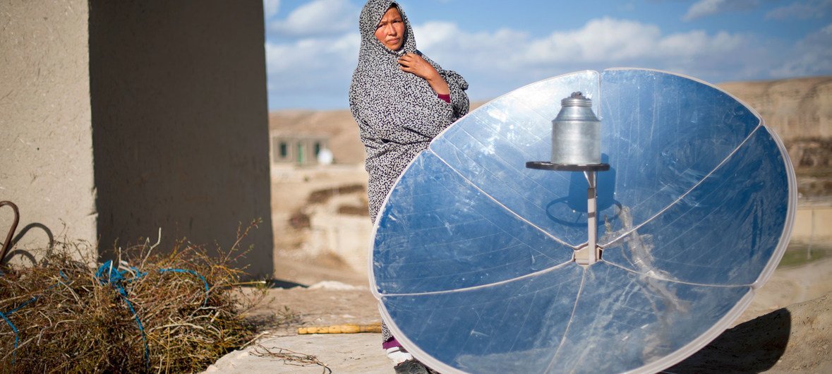 Una mujer en Afganistán junto a un disco de cocina solar. (31 de mayo de 2015)