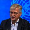 Jean Pierre Lacroix akizungumza katika mkutano na waandishi wa habari akiwa na nembo ya UMOJA WA MATAIFA nyuma.