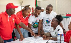 Chidenguele, Moçambique. Rosa, 32, (canto direito na imagem) é estudante e membro da liga juvenil de um partido político nacional.