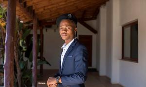 Chidenguele, Moçambique. Neves (21 anos) está ativamente envolvido na política desde os 12 anos. Como presidente da liga juvenil de um partido político na sua cidade local, ele vê o fórum como um espaço para tomar medidas contra a desinformação e o ódio.