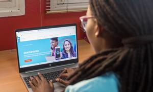 Maputo, Moçambique. O Pnud Moçambique, em parceria com o programa de Voluntários das Nações Unidas, UNV, treinou jovens voluntários na plataforma digital eMonitor+, uma ferramenta online que usa Inteligência Artificial para escanear desinformação e discu…