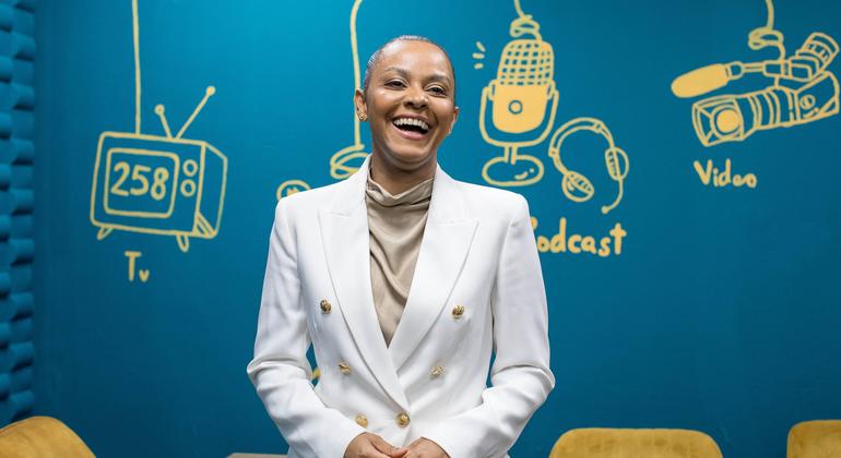 Alima, uma ativista social em Moçambique, aparece sorrindo em um estúdio de podcast para uma campanha eleitoral do PNUD .