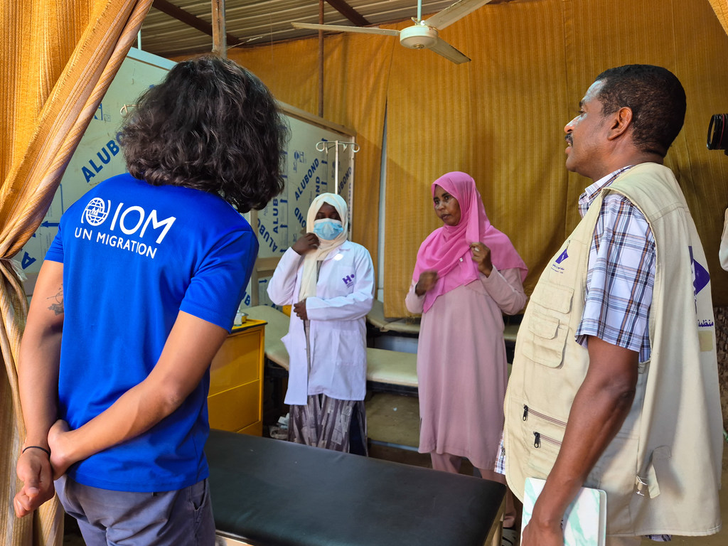 زيارة المنظمة الدولية للهجرة إلى عيادة متنقلة في الخرطوم يديرها أحد الشركاء لتقديم الدعم الصحي الطارئ وإنقاذ الأرواح.