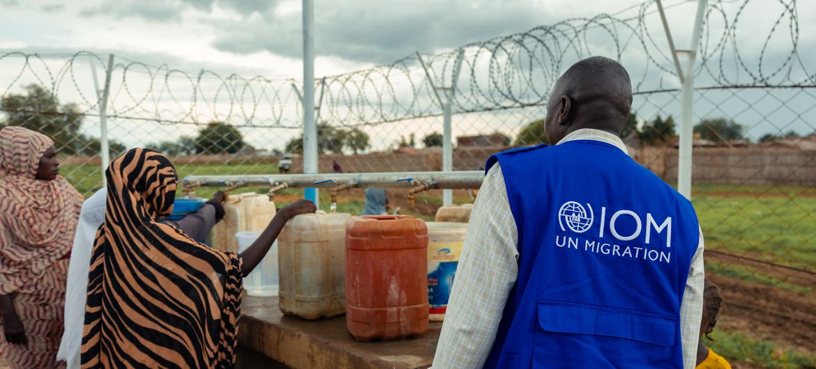 خانہ جنگی سے متاثرہ سوڈان کے ایک گاؤں میں آئی او ایم کی مدد سے پینے کے صاف پانی کی فراہمی کا ایک مرکز کام کر رہا ہے۔۔