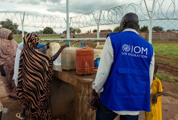 خانہ جنگی سے متاثرہ سوڈان کے ایک گاؤں میں آئی او ایم کی مدد سے پینے کے صاف پانی کی فراہمی کا ایک مرکز کام کر رہا ہے۔۔