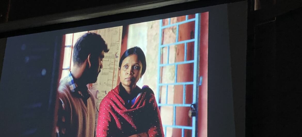 नई दिल्ली में UNESCO हाउस में 'ह्यूमन्स इन द लूप' फिल्म की स्क्रीनिंग हुई, जिसमें एक आदिवासी महिला और एक पुरुष का दृश्य दिखाया गया।