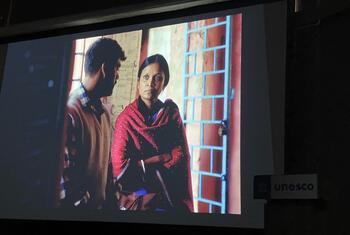 ‘Humans in the Loop’ फ़िल्म झारखंड की एक आदिवासी महिला की कहानी बयाँ करती है, जो अचानक कृत्रिम बुद्धिमत्ता (AI) के सम्पर्क में आती है और तकनीक में छिपे पूर्वाग्रहों और नैतिक दुविधाओं को उजागर करती है.