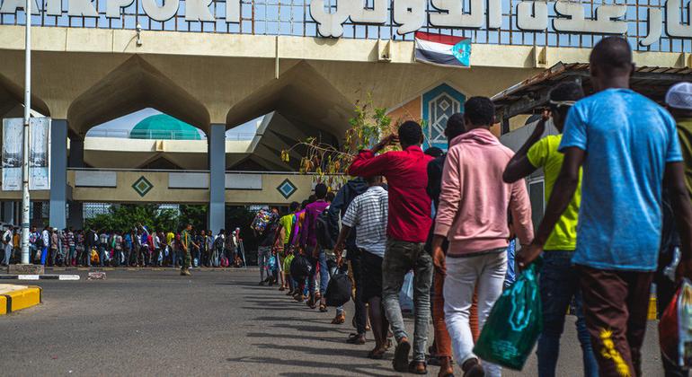 يستعد المهاجرون الإثيوبيون للعودة إلى ديارهم على متن رحلة العودة الإنسانية الطوعية للمنظمة الدولية للهجرة.