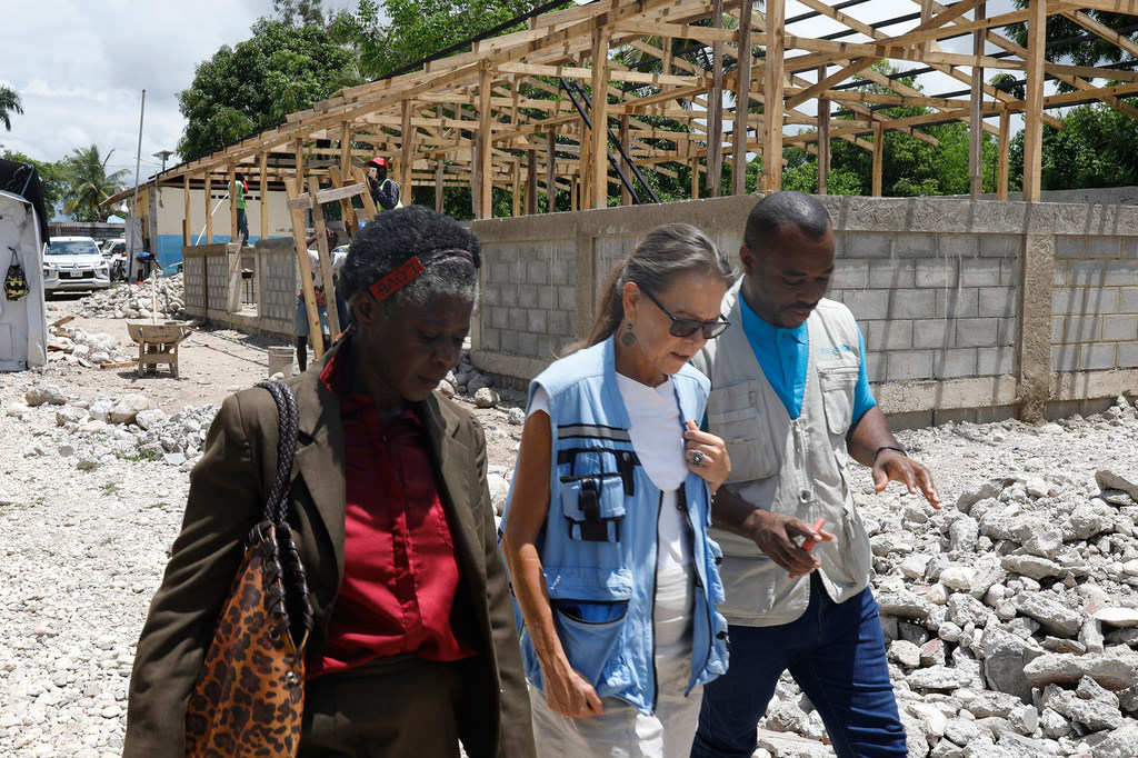 Ulrika Richardson (au centre), Représentante spéciale adjointe du Bureau intégré des Nations Unies en Haïti (BINUH), Coordonnatrice résidente et humanitaire en Haïti, visite l'École nationale de Miserne aux Cayes.