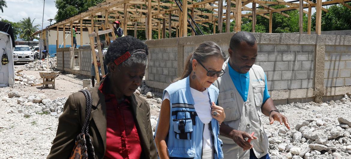 Ulrika Richardson (centre), Deputy Special Representative for the UN Integrated Office in Haiti (BINUH), Resident and Humanitarian Coordinator in Haiti, visits the National School of Miserne in Les Cayes.